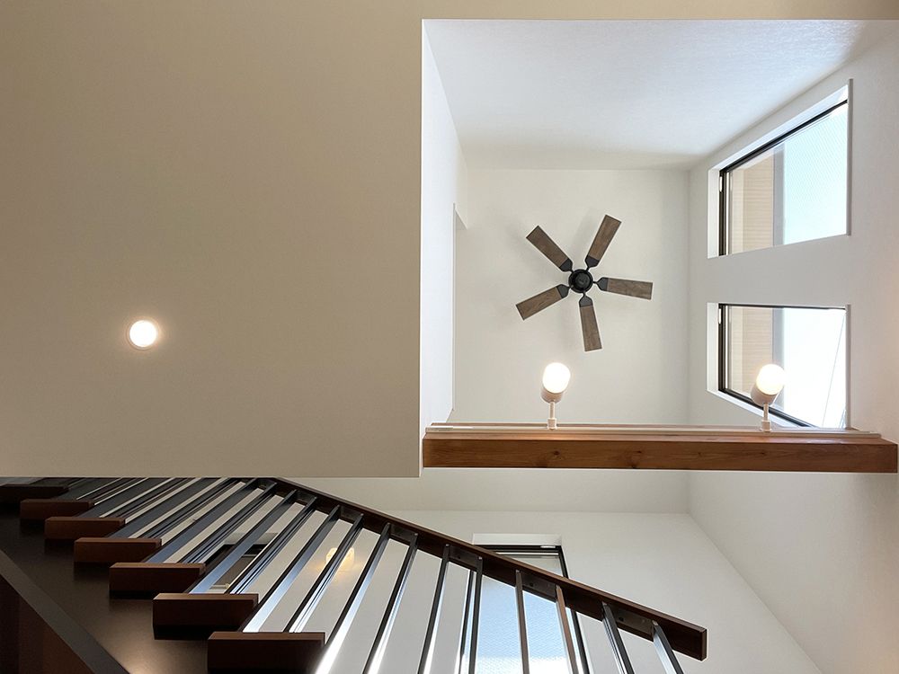 家族の笑顔をつなぐ吹き抜けのある家