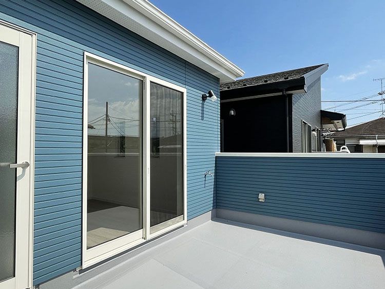 大きなルーフバルコニーのある家